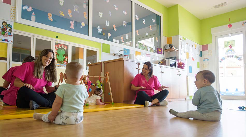 Clase de yoga en la escuela infantil en Monachil, El Barrio